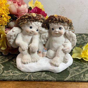 Vintage Dreamsicles Cherub Angels sitting with 3 small birds between them - 1994 Cast Art Cherubs - Kristin Haynes cherub Angels sitting