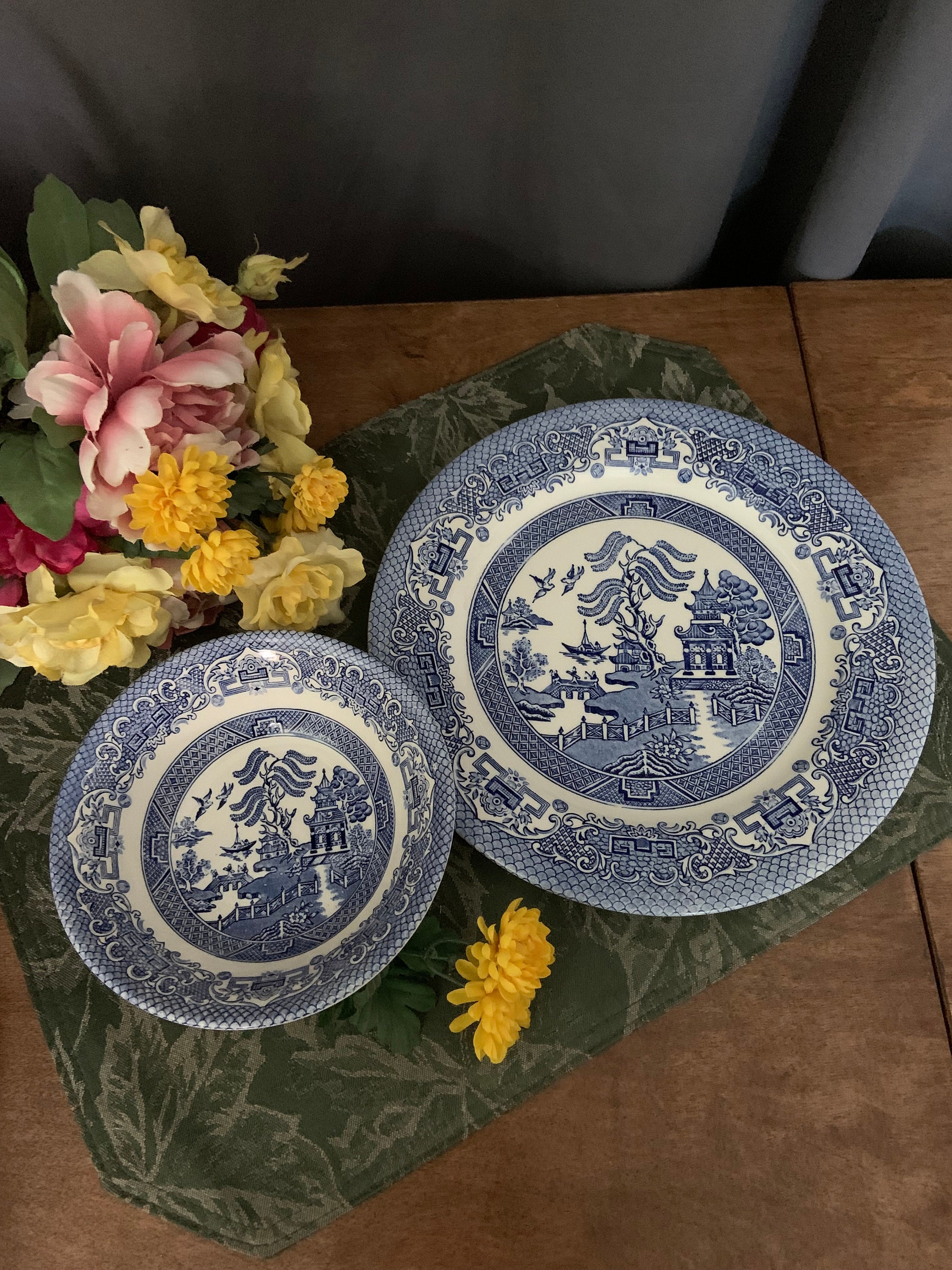 ヴィンテージ ブルー ウィロー ディナー プレートまたはサラダ ボウル