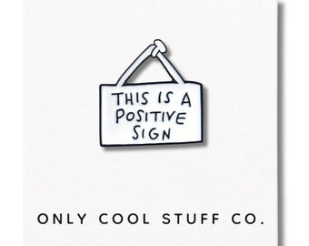 Pin esmaltado con símbolo positivo / Accesorio motivador para el optimismo y la salud mental