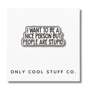 Ich will eine nette Person sein aber Menschen sind Stumm Emaille Pin, Geschenke für sie, Geschenke für ihn, Pins, Pin Geschenke, lustige Pins, sarkastische Pin Geschenke