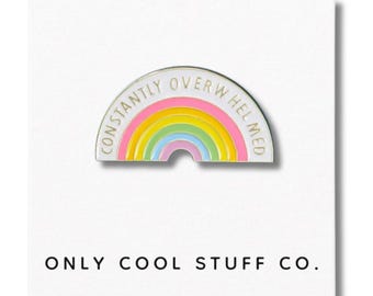 Spilla smaltata "Continuamente sopraffatto" / Divertente accessorio arcobaleno per adulti sarcastici