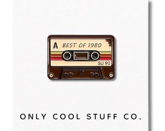 Spilla smaltata con mix tape anni '80 / accessorio retrò per gli amanti della musica