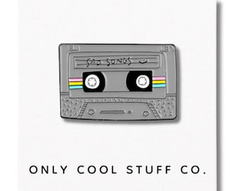 Pin esmaltado de casete de canciones tristes con mezcla de cintas / Accesorio de música retro para ambientes melancólicos y nostalgia de los 90