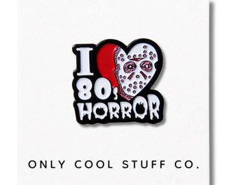 Pin esmaltado "Me encanta el terror de los 80" / Accesorio retro para fans del cine slasher