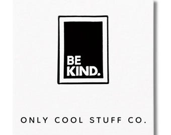 Spilla smaltata "Be Kind" / Accessorio ispiratore per positività e gentilezza