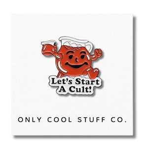 Könnte beinhalten: Rote und weiße Emaille-Anstecknadel mit einem Cartoon-Krug-Charakter mit dem Text "Let's Start A Cult!" und den Worten "ONLY COOL STUFF CO."