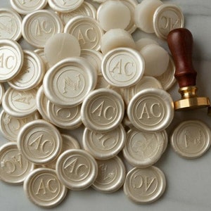 Sello de lacre personalizado con adhesivo en el reverso, iniciales de lacre en color blanco. Sello de lacre personalizado.