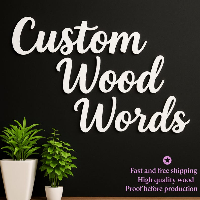 Op de afbeelding: Witte houten letters met de tekst "Custom Wood Words" tegen een zwarte achtergrond. Twee groene planten in pot staan in de linker benedenhoek. De tekst "Snelle en gratis verzending, Hoge kwaliteit hout, Proef voor productie" staat rechtsonder.