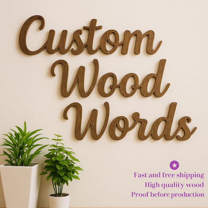 Op de afbeelding: Bruine houten letters met de tekst "Custom Wood Words" zijn op een lichtgekleurde muur gemonteerd. Twee groene planten in potten staan in de linkerbenedenhoek. De tekst "Fast and free shipping, High quality wood, Proof before production" staat eronder.