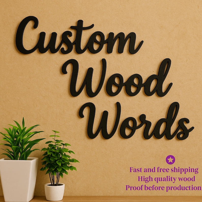 Op de afbeelding: Zwarte houten woorden met de tekst "Custom Wood Words" zijn op een beige muur gemonteerd. Twee kleine potplanten staan onder de woorden. De tekst "Fast and free shipping, High quality wood, Proof before production" is ook zichtbaar.