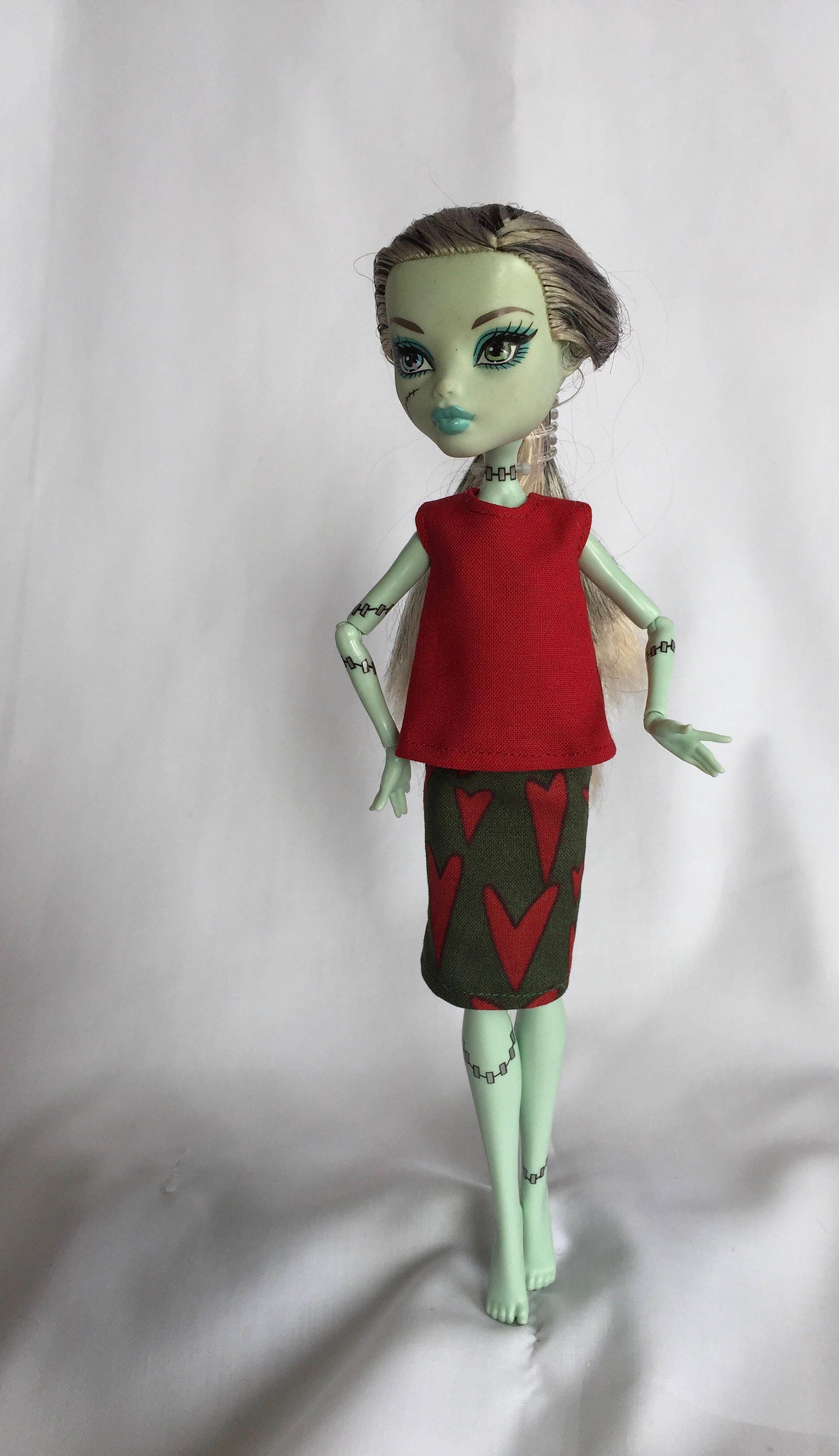 clothes that fit monster high dolls