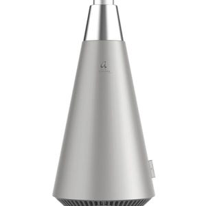 Peut inclure: Un purificateur d'air argenté en forme de cône avec un corps lisse et effilé et une partie supérieure métallique. L'appareil présente un petit logo avec la lettre a et le mot AURORA imprimé sur le devant, avec une base à lattes gris foncé.