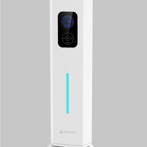 Peut inclure: Un purificateur d'air colonne blanc avec un corps rectangulaire et une base stable. Il présente un panneau de commande numérique noir avec des icônes bleues lumineuses, une bande lumineuse verticale cyan et le texte AURORA en bas.