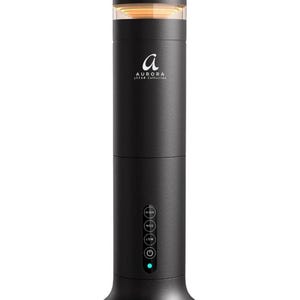 Peut inclure: Un appareil électronique cylindrique noir mat avec une lumière ambre brillante au sommet. Le corps présente le texte blanc "a AURORA 5 STAR Collection" et un panneau de commande vertical avec des boutons marqués HIGH, MED, LOW et une icône d'alimentation avec un voyant bleu sarcelle.