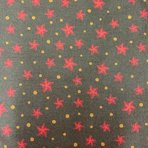 Puede incluir: Una tela verde oscura con un patrón repetitivo de estrellas rojas y pequeños puntos amarillos.