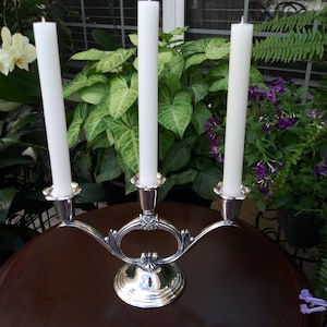 SALE Schöne Vintage International Silber 3 Arm Candelabra mit geprägtem Blumen Design, jakobsgemustert, Hochzeit, Braut, Qualität, Silberteller