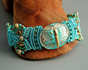 Pulsera Aqua Art Déco Butterfly Macrame con botón de vidrio checo - Pulsera Micro Macrame - Pulsera anudada intrincada