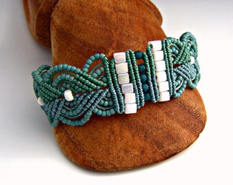 Two Tone Turquoise and Green Macrame Bracelet - Micro Macrame Leaves Bracelet - Turquoise Bracelet - Boho Bracelet - Macrame Jewelry