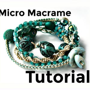 Puede incluir: Un brazalete de macram&eacute; turquesa y beige con varias cuentas, incluyendo cuentas turquesa, verdes y de cristal transparente. El brazalete est&aacute; atado con un nudo y tiene una cuenta turquesa al final. El texto "Micro Macrame Tutorial" est&aacute; escrito en letras negras sobre el brazalete.