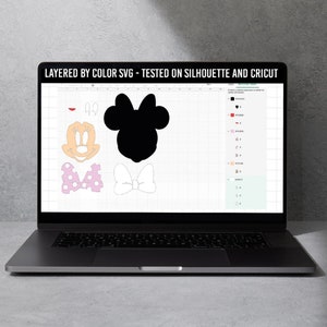 Peut inclure: Un design SVG en couches d'une souris de dessin anim&eacute; avec des oreilles noires, un n&oelig;ud rose et un visage jaune. Le design est en couches par couleur et est test&eacute; sur les machines de d&eacute;coupe Silhouette et Cricut.
