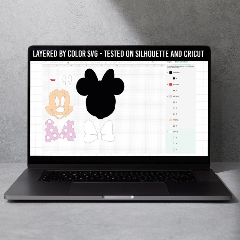 Peut inclure: Un design SVG en couches d'une souris de dessin anim&eacute; avec des oreilles noires, un n&oelig;ud rose et un visage jaune. Le design est en couches par couleur et est test&eacute; sur les machines de d&eacute;coupe Silhouette et Cricut.