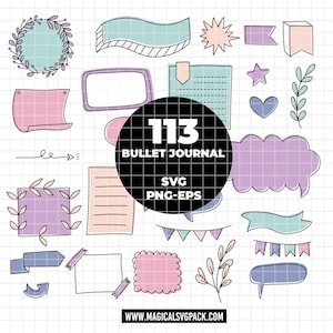 Op de afbeelding: Een verzameling van 113 bullet journal-elementen in pastelkleuren, waaronder banners, tekstballonnen en bloemaccenten. De afbeelding bevat de tekst "113 Bullet Journal SVG PNG-EPS" en een websiteadres.