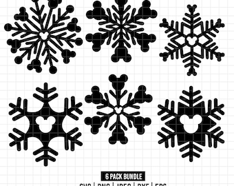 Peut inclure: Une collection de six silhouettes de flocons de neige noirs intégrant des formes d'oreilles de souris sur un fond quadrillé blanc. Le texte en bas indique 6 PACK BUNDLE SVG | PNG | JPEG | DXF | EPS et WWW.MAGICALSVGPACK.COM, pour les formats.