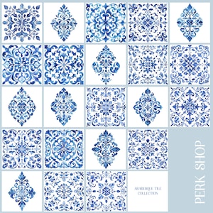 Op de afbeelding: Een set van 25 blauwe en witte aquarel tegelontwerpen met ingewikkelde bloemmotieven. De tegels zijn gerangschikt in een rasterpatroon en zijn gelabeld "Arabesque Tile Collection".