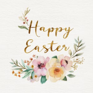 Op de afbeelding: Een aquarel illustratie met de gouden tekst "Happy Easter". De tekst is omgeven door een bloemenkrans van roze, gele en witte bloemen met groene bladeren en kleine bessen, alles tegen een getextureerde witte achtergrond.
