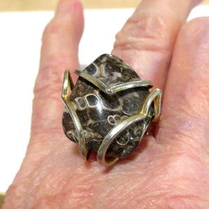 Ocean Jasper Polished Stone Ring in a Gold Tone Setting Vintage Size 6.75 Adjustable