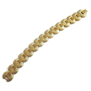 K&ouml;nnte beinhalten: Ein goldfarbenes Armband mit einem Kettenglieddesign. Jedes Glied ist oval abgerundet und hat eine strukturierte Oberfl&auml;che.