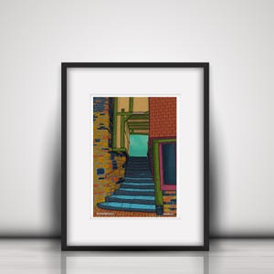 Puede incluir: Una ilustración digital de un edificio de ladrillo con una escalera que conduce a una puerta. La escalera es azul y la puerta es verde. El ladrillo está en tonos de rojo, amarillo y marrón.