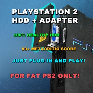 Può includere: Una console PlayStation 2 nera con un adattatore per disco rigido e un disco rigido installati nell'alloggiamento di espansione. Il testo sull'immagine recita: PLAYSTATION 2 HDD + ADAPTER, 100% HEALTHY HDD, 80+ METACRITIC SCORE, JUST PLUG IN AND PLAY!, FOR FAT PS2 ONLY!