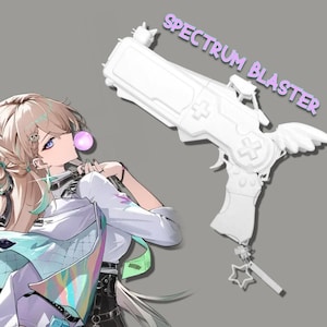 Könnte beinhalten: Eine weiße Spectrum Blaster Spielzeugpistole mit einem flügelartigen Design und Sternanhänger. Das Bild zeigt einen Anime-Charakter mit blonden Haaren und einer Kaugummiblase. Der Text "SPECTRUM BLASTER" ist sichtbar.