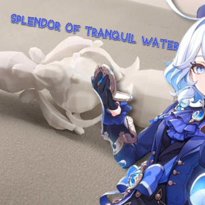 Può includere: Un modello di arma stampato in 3D bianco chiamato "Splendore dell'acqua tranquilla" dal videogioco Genshin Impact. L'arma è una spada con un design blu e bianco. La spada è tenuta da un personaggio del gioco, una giovane donna con i capelli blu e un vestito blu e bianco.