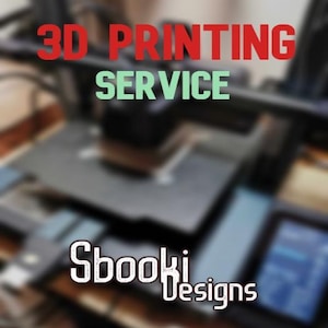 Op de afbeelding: Afbeelding die een 3D-printservice promoot. De tekst "3D PRINTING SERVICE" is in rood en groen, met de bedrijfsnaam "Sboki Designs" in witte tekst eronder. De achtergrond toont een 3D-printer.