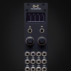 Op de afbeelding: Zwart modulaire synthesizer module met de tekst "O+C POLYMORPHER". Het heeft een klein scherm met verticale lijnen, twee grote knoppen en input/output jacks met de labels TR1-4, CV1-4 en A-D. Donkere achtergrond.