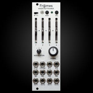 Peut inclure: Un module de synthétiseur de couleur argent avec le texte "Fr@mes MIXER/KEYFRAMER" en haut. Le module comporte quatre faders, un bouton intitulé "MODULATION", un bouton intitulé "FRAME", et une variété de prises jack intitulées "STEP", "FRAME", "ALL", "MIX", "IN1", "IN2", "IN3", "IN4", "OUT1", "OUT2", "OUT3", et "OUT4".