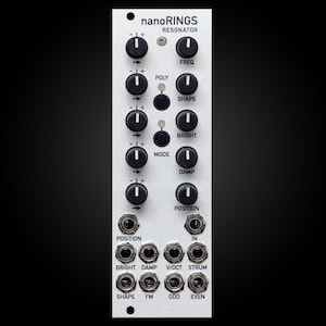 Könnte beinhalten: Ein weißes Synthesizer-Modul mit dem Text "nanoRINGS RESONATOR" auf der Vorderseite. Das Modul verfügt über Knöpfe für "FREQ", "POLY", "SHAPE", "BRIGHT", "MODE", "DAMP" und "POSITION". Es gibt auch Buchsen für "POSITION", "IN", "BRIGHT", "DAMP", "V/OCT", "STRUM", "SHAPE", "FM", "ODD" und "EVEN".
