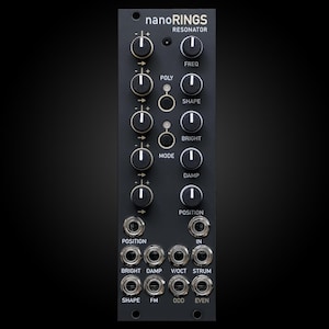 Op de afbeelding: Een zwarte synthesizermodule met de tekst "nanoRINGS RESONATOR" erop gedrukt. De module heeft knoppen om frequentie, vorm, helderheid, demping en positie te regelen. Het heeft ook aansluitingen voor input, V/Oct, strum, vorm, FM, oneven en even.