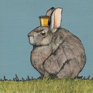Könnte beinhalten: Illustration eines braunen Kaninchens mit goldener Krone vor hellblauem Hintergrund. Das Kaninchen sitzt in grünem Gras. Das Kunstwerk hat einen skurrilen, märchenhaften Stil.