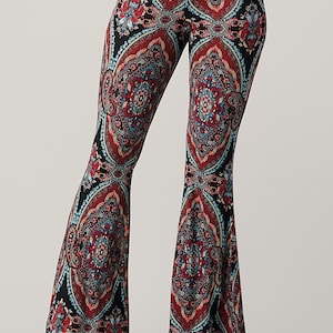 Puede incluir: Pantalones de campana de estampado paisley negro, rojo y azul. Los pantalones tienen una abertura de pierna ancha y una cintura elástica cómoda.