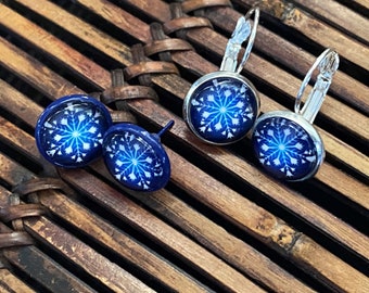 Pendientes colgantes o post invierno con cabujón azul y blanco de copo de nieve