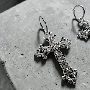 Pendientes de aro grandes con cruz gótica - Pendientes de cruz - Pendientes góticos - Regalos para ella imagen 14