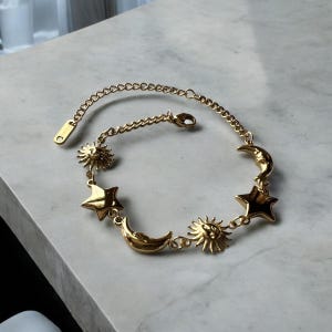 Pulseira Premium Delicada com Sol, Lua e Estrelas - Pulseira Impermeável com Pingente Celestial - Presente Ideal para Ela
