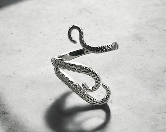 Peut inclure: Bague en argent en forme de pieuvre avec des détails texturés. La bague est ouverte et réglable.