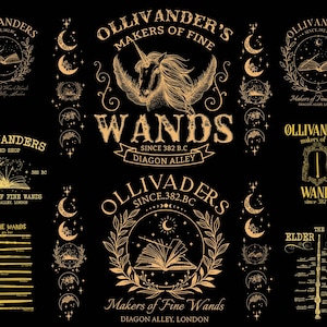 Puede incluir: Gráfico negro con ilustraciones y texto dorados. Los diseños incluyen las palabras "Ollivanders Makers of Fine Wands" y "Since 382 B.C." junto con ilustraciones de un unicornio, varitas, libros y lunas crecientes. El texto es de estilo vintage.