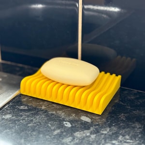 Bold Modern Soap Dish – Quick Dry Design, Draining Soap Tray for Bathroom or Shower, Striking Curved Base, Colourful Functional Storage