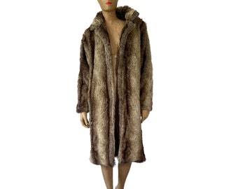 Abrigo largo de piel sintética en marrón y beige: cálido, elegante y con un aire hollywoodense, talla M