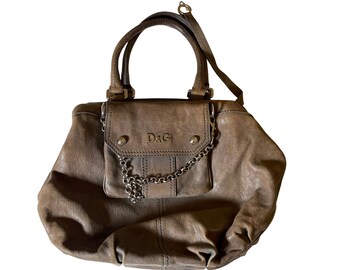 Bolso tote Dolce & Gabbana de piel azul descolorida: bolso de hombro de diseñador usado con detalle de cadena